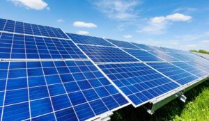 E.ON: Numărul cererilor de instalare a panourilor fotovoltaice a crescut de cinci ori în acest an
