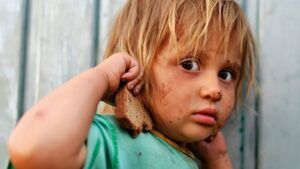 Săracii români săraci… 95% dintre familiile vulnerabile nu pot acoperi nevoile de bază ale copiilor