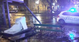 FOTO: Stație de autobuz din Târgu Mureș avariată de un bolid