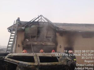 Incendiu de mașină extins la o casă din Roșiori (Luduș)