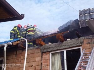 Incendiu la o clădire de locuințe din Sântana de Mureș