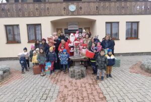 Bucurie de Crăciun adusă copiilor și vârstnicilor din Parohia Râpa de Jos