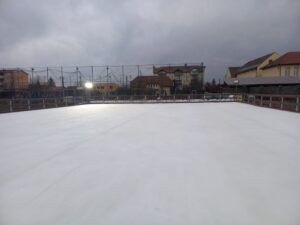 Programul și tarifele de la patinoarul din Sâncraiu de Mureș