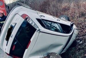 Mașină răsturnată într-un șanț, în Târnăveni