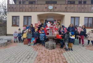 Moș Crăciun a ajuns la copiii din Râpa de Jos