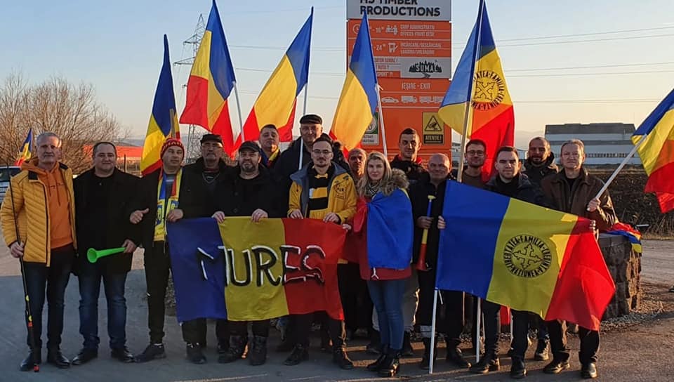 FOTO: Delegație AUR Mureș, protest în fața a două fabrici deținute de companii austriece