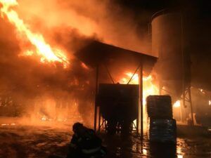 UPDATE. FOTO – Incendiu la o fabrică din Reghin, pe o suprafață de 1.000 de metri pătrați
