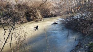 FOTO: Mureșean dispărut în râul Niraj căutat de pompieri și săteni