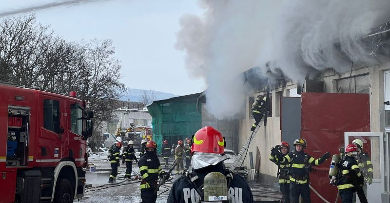 UPDATE-FOTO: Târgu Mureș, aproape de o catastrofă. 15 tone de NPK evacuate dintr-un incendiu!