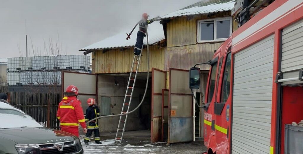 Incendiu într-un atelier mecanic din Târgu Mureș