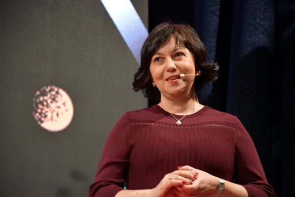 <strong>De la gândire critică la chibzuință, cu Briena Stoica la TEDx Cornișa Woman</strong>