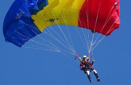 Cursuri gratuite de zbor și salt cu parașuta