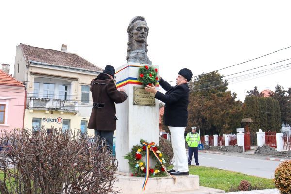 Coroane de flori depuse la bustul lui Eminescu din centrul Municipiului Reghin