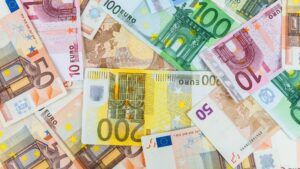 Croaţia a adoptat moneda euro
