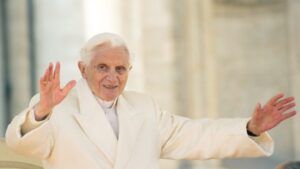 Mii de credincioşi, omagiu fostului papă Benedict al XVI-lea
