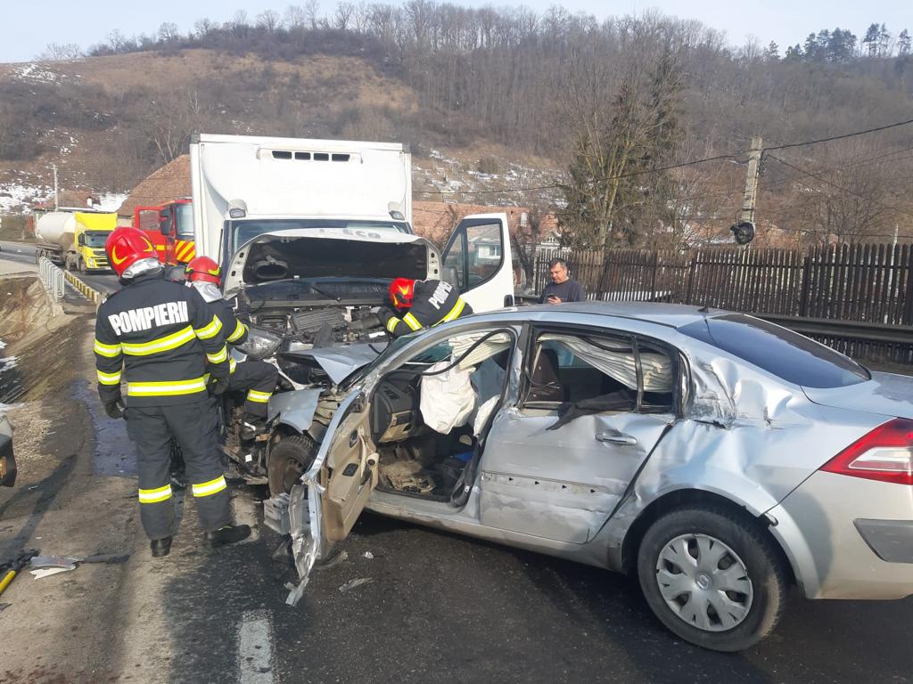 FOTO: Accident între două autoutilitare, un autocamion și un autoturism, în Mihai Viteazu