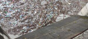 FOTO: Viitură cu gunoaie pe un curs de apă mureșean