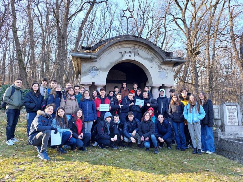 Lecție despre Holocaust în Cimitirul Evreiesc din Reghin