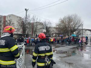 Școală din Târgu Mureș evacuată în cadrul unui exercițiu în caz de cutremur