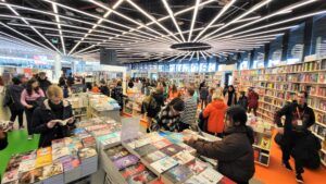 Interes enorm pentru librăria Cărturești deschisă azi la Târgu Mureș. Surprize la deschidere