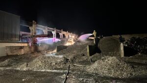 FOTO: Incendiu la o hală de mase plastice din Luduș