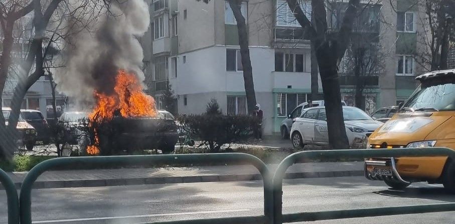 Mașină aprinsă de la o țigară nesupravegheată, în Târgu Mureș
