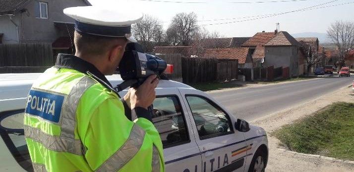 Mureș: Șofer drogat, depistat cu viteză de 127 km/oră în localitate