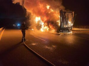 FOTO: Circulație blocată pe A3, în județul Mureș, din cauza unui incendiu