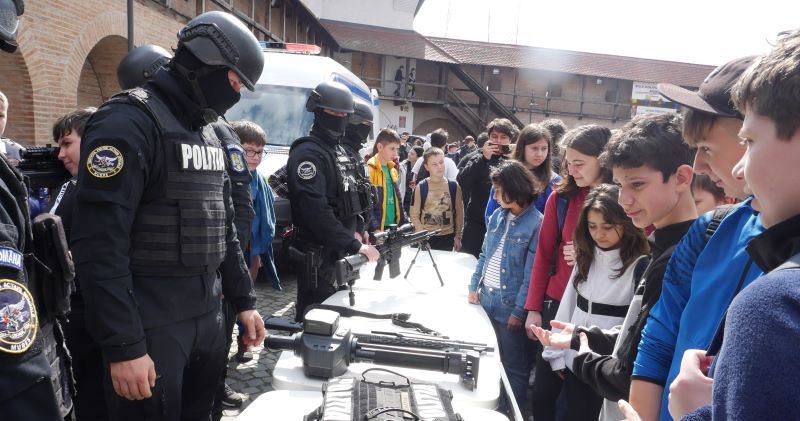 FOTOREPORTAJ: Polițiștii mureșeni, prieteni și ocrotitori ai copiilor