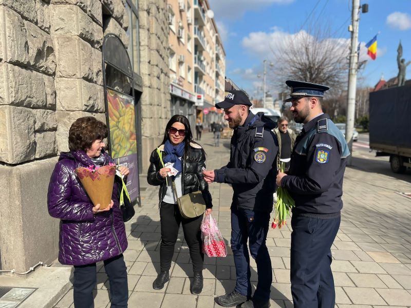 Flori și mărțișoare din partea Poliției Mureș
