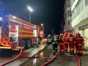 FOTO: Bloc din Târnăveni evacuat din cauza unui incendiu