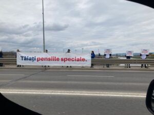 FOTO: Protest împotriva pensiilor speciale, pe podul din Târgu Mureș