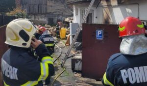 Târgu Mureș: Incendiu la acoperișul unei clădiri cu magazin de vopsele
