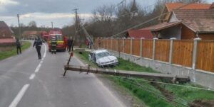 Autoturism intrat într-un stâlp de electricitate, în Sânvăsii (Gălești)