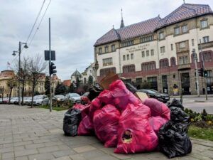 Echipa lui Soós Zoltan estimează: 2.500 de tone de gunoi restant, pe domeniul public din Târgu Mureș!