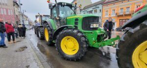 FOTO/VIDEO: 1.500 de fermieri supăraţi au blocat  Târgu-Mureşul