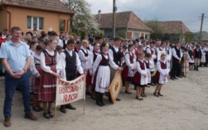 FOTO: Festivalul de dansuri ”Gyongykoszoru”, moment de sărbătoare pentru satul Pădureni