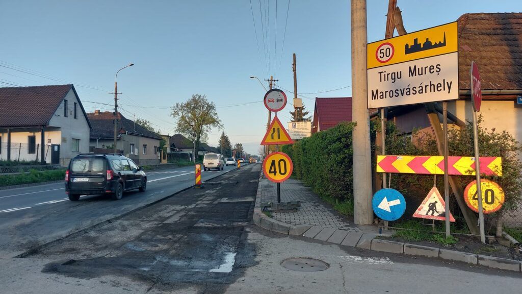 Se circulă pe o bandă la intrarea în Târgu-Mureş