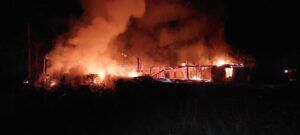 FOTO: Fermă din Aluniș mistuită de un incendiu nocturn