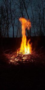 Focuri în Joia Mare pentru sufletele celor plecaţi