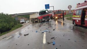FOTO: Accident grav pe E60, în Chețani