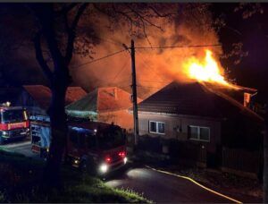 Incendiu nocturn la o casă din Sărmașu