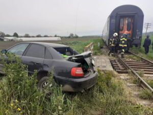 Autoturism lovit de tren în Dumbrăvioara (Mureș)