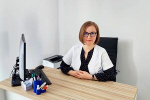 [Medici Buni]Dr. Bódi Beáta, MedLife Târgu Mureș: „De fiecare dată când îmi intră un copil în cabinet, ne mutăm într-o altă lume, a poveștilor”