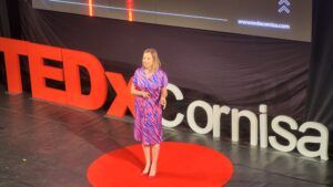 TEDx Cornişa: Melania Medeleanu despre curajul de a vorbi despre moarte