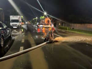 Noapte grea pentru pompieri: inundații în zeci de gospodării mureșene