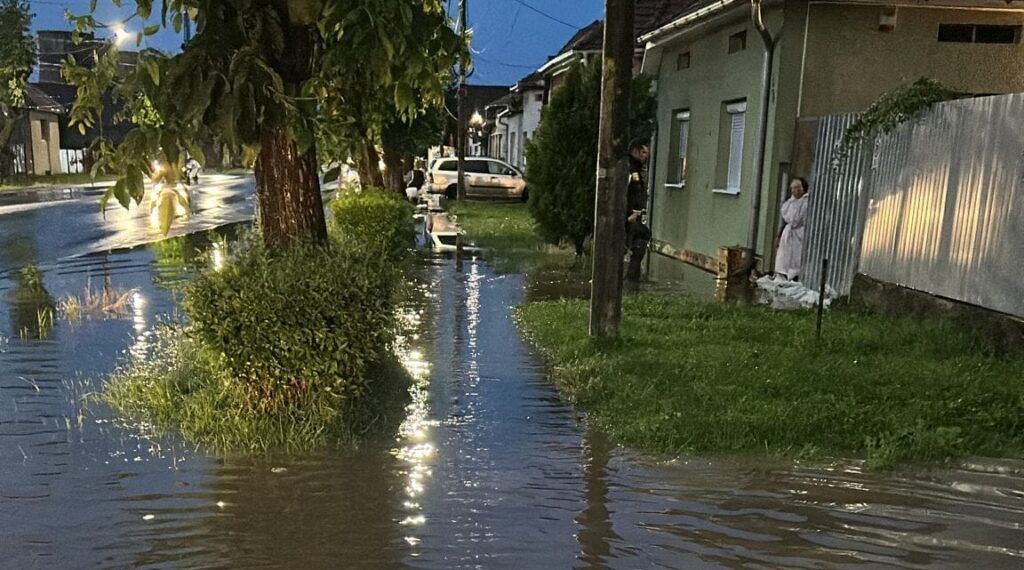 Străzi inundate în Târgu Mureș, Nazna, Sâncraiu de Mureș și Livezeni
