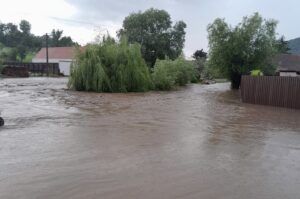 UPDATE. Curți și subsoluri inundate în Cund, Nazna și Cristești