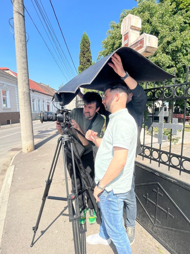 Regizorul Andi Gherghe și operatorul video Andrei Mihaly în timpul filmărilor
