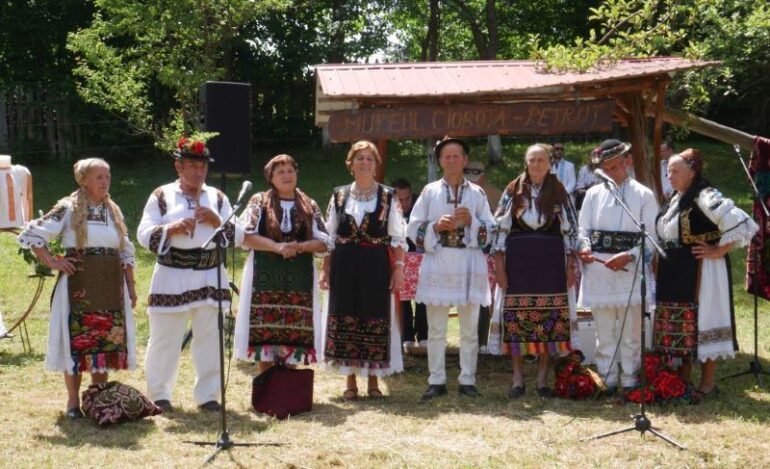 FOTO: „Ia Românească – Tradiţie și Modernitate”, la Muzeul „Ciobotă-Petruț” din Lunca Bradului